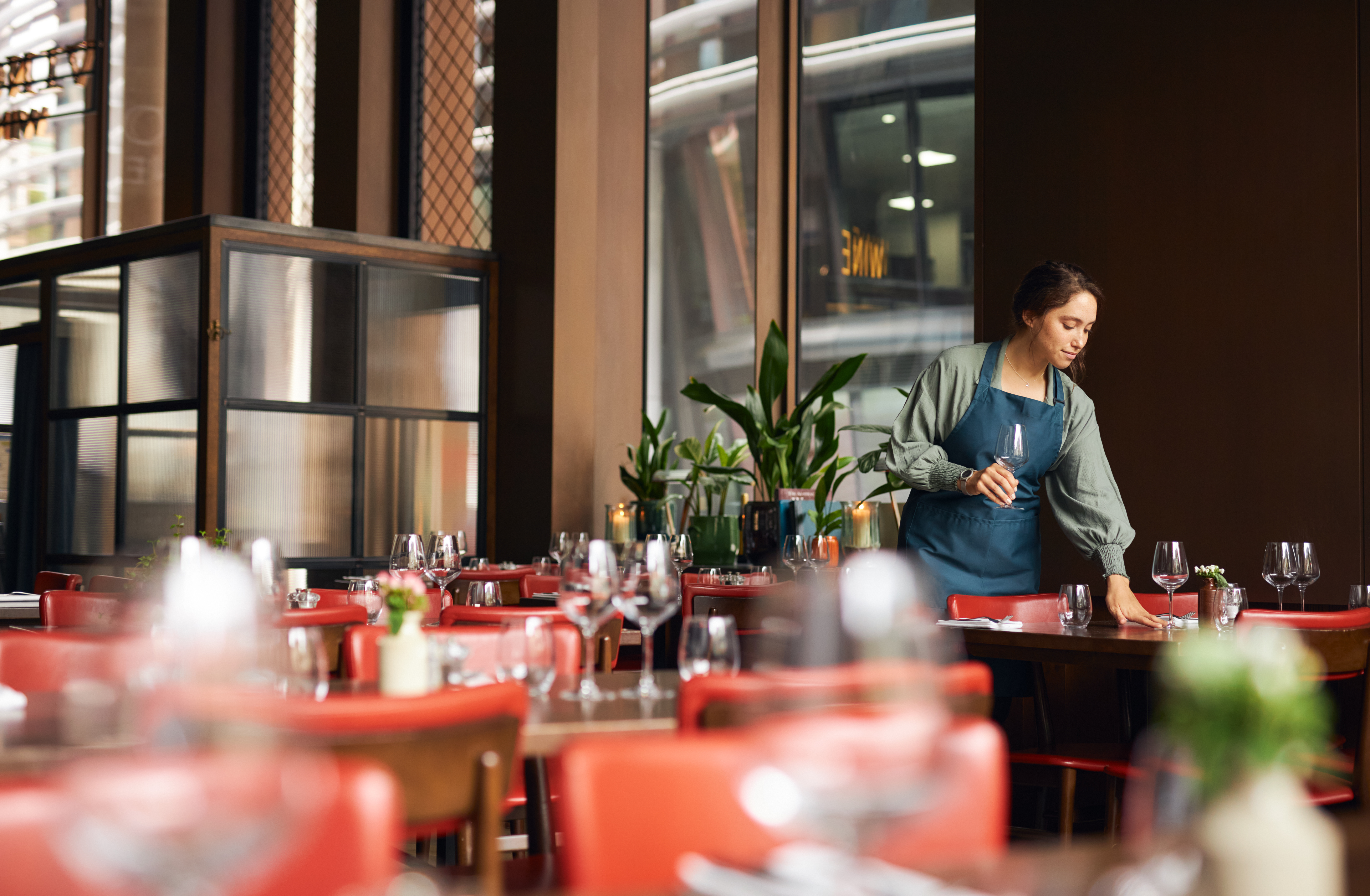 Woman cleaning a table in a cafe. 